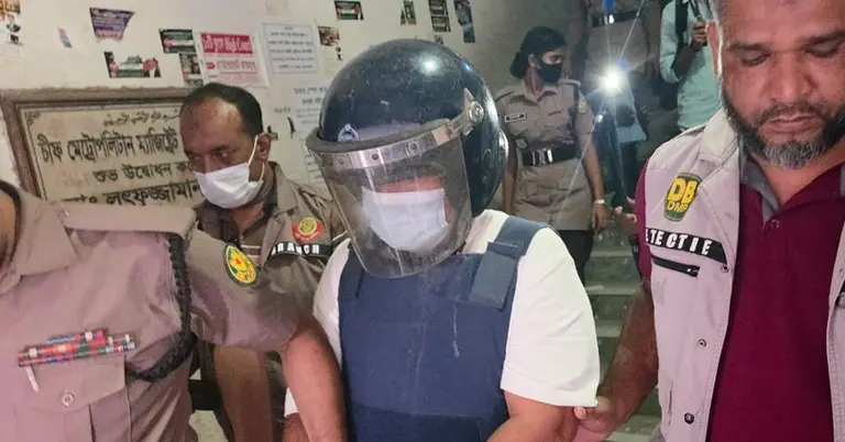 পুলিশি পাহারায় ভারতীয় নাগরিক রবিউল ইসলাম